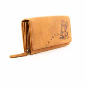 Jockey Club Geldbörse Husky im Langformat. Damenbörse in der Farbe cognac, vintage Leder mit Motiv Wolfshund und Pfoten Abdrücke. Motivbörse aus Büffelleder, großes Portemonnaie für Damen mit RFID Schutz. Lederwaren Ostwestfalen, Lederdeele in 33129 Delbrück, Kreis Paderborn. Ansicht Vorderseite