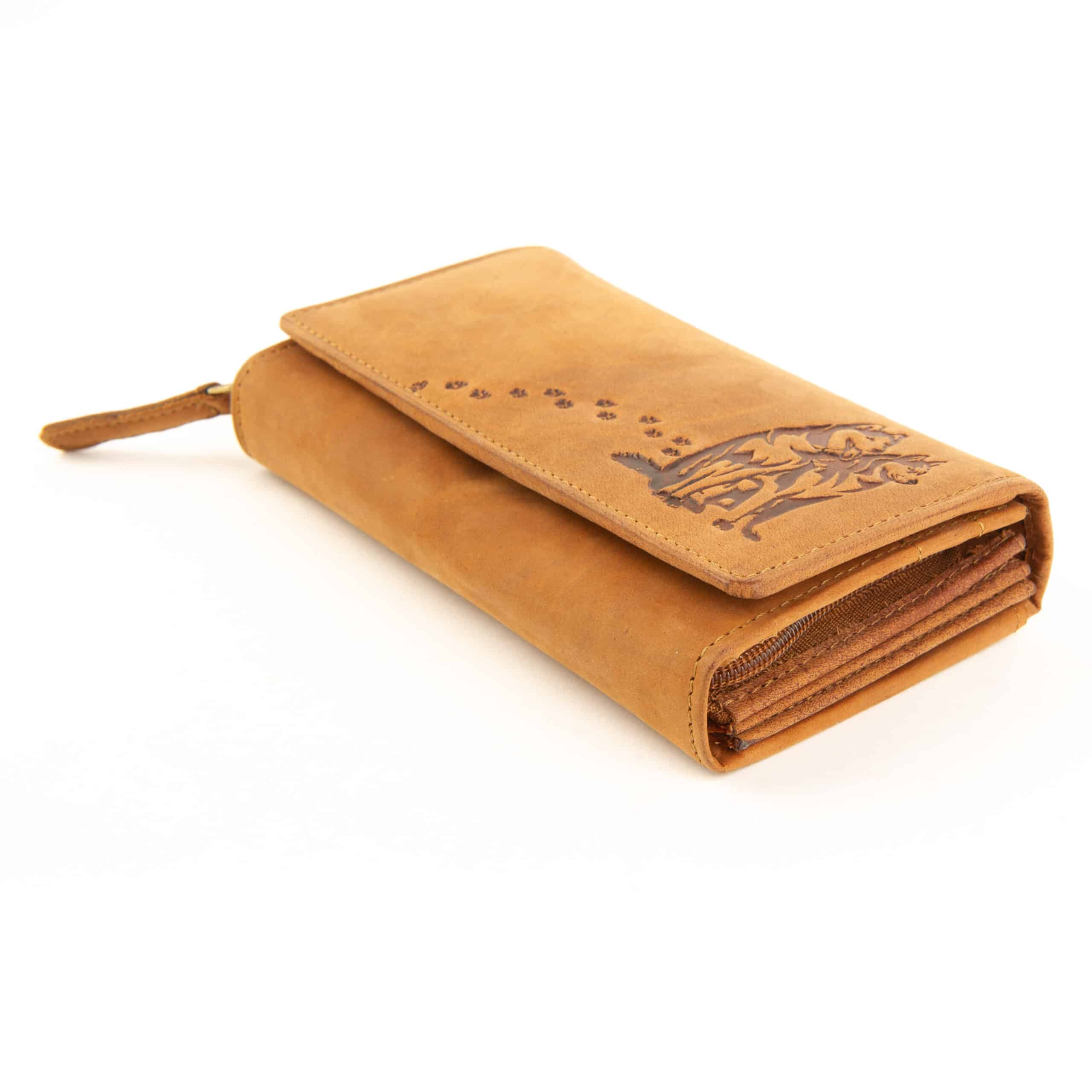 Jockey Club Geldbörse Husky Langformat, cognac. Vintage Echtleder Damen Portemonnaie RFID, Motivbörse Wolfshund. Lederwaren, Lederdeele Delbrück_04 Jockey Club Geldbörse Husky im Langformat. Damenbörse in der Farbe cognac, vintage Leder mit Motiv Wolfshund und Pfoten Abdrücke. Motivbörse aus Büffelleder, großes Portemonnaie für Damen mit RFID Schutz. Lederwaren Ostwestfalen, Lederdeele in 33129 Delbrück, Kreis Paderborn. Ansicht Vorderseite