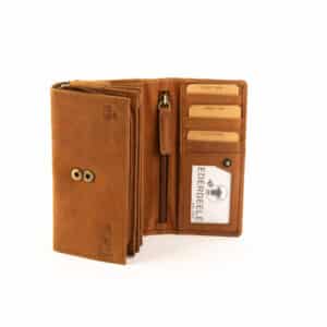 Jockey Club Geldbörse Husky im Langformat. Damenbörse in der Farbe cognac, vintage Leder mit Motiv Wolfshund und Pfoten Abdrücke. Motivbörse aus Büffelleder, großes Portemonnaie für Damen mit RFID Schutz. Lederwaren Ostwestfalen, Lederdeele in 33129 Delbrück, Kreis Paderborn. Ansicht Vorderseite mit doppeltem Druckknopf