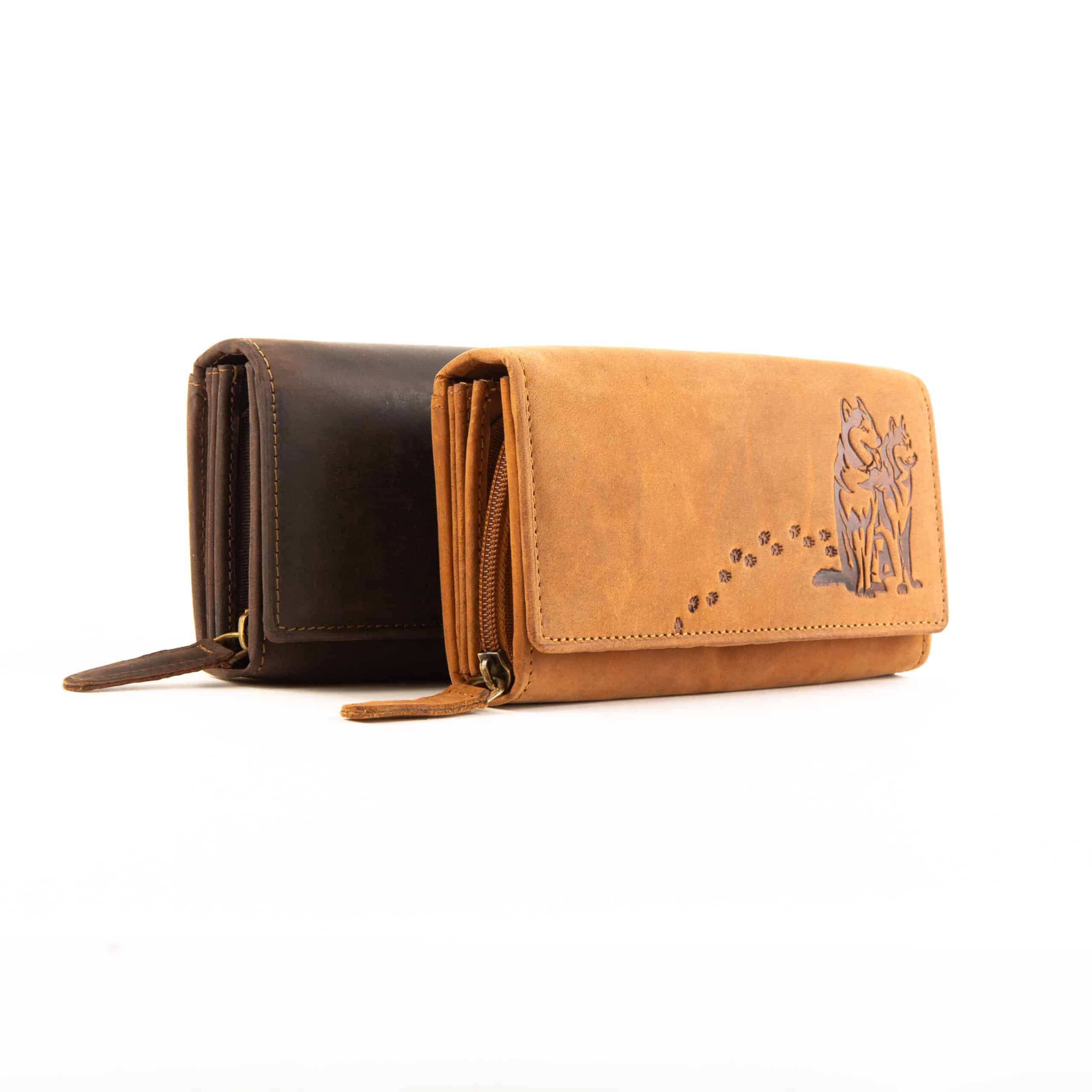 Jockey Club Geldbörse Husky Langformat. Vintage Echtleder Damen Portemonnaie RFID, Motivbörse Wolfshund. Lederwaren, Lederdeele Delbrück_01 Jockey Club Geldbörse Husky im Langformat. Damenbörse in der Farbe cognac und braun, vintage Leder mit Motiv Wolfshund und Pfoten Abdrücke. Motivbörse aus Büffelleder, großes Portemonnaie für Damen mit RFID Schutz. Lederwaren Ostwestfalen, Lederdeele in 33129 Delbrück, Kreis Paderborn. Ansicht Gruppenbild