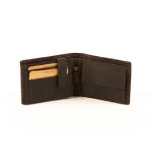 Jockey Club Geldbörse Husky im Querformat. Herrenbörse in der Farbe braun, vintage Leder mit Motiv Wolfshund und Pfoten Abdrücke. Motivbörse aus Büffelleder mit Innenriegel und RFID Schutz. Portemonnaie für Herren. Lederwaren Ostwestfalen, Lederdeele in 33129 Delbrück, Kreis Paderborn. Ansicht Innenansicht