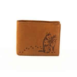 Jockey Club Geldbörse Husky im Querformat. Herrenbörse in der Farbe cognac, vintage Leder mit Motiv Wolfshund und Pfoten Abdrücke. Motivbörse aus Büffelleder mit Innenriegel und RFID Schutz. Portemonnaie für Herren. Lederwaren Ostwestfalen, Lederdeele in 33129 Delbrück, Kreis Paderborn. Ansicht Vorderseite