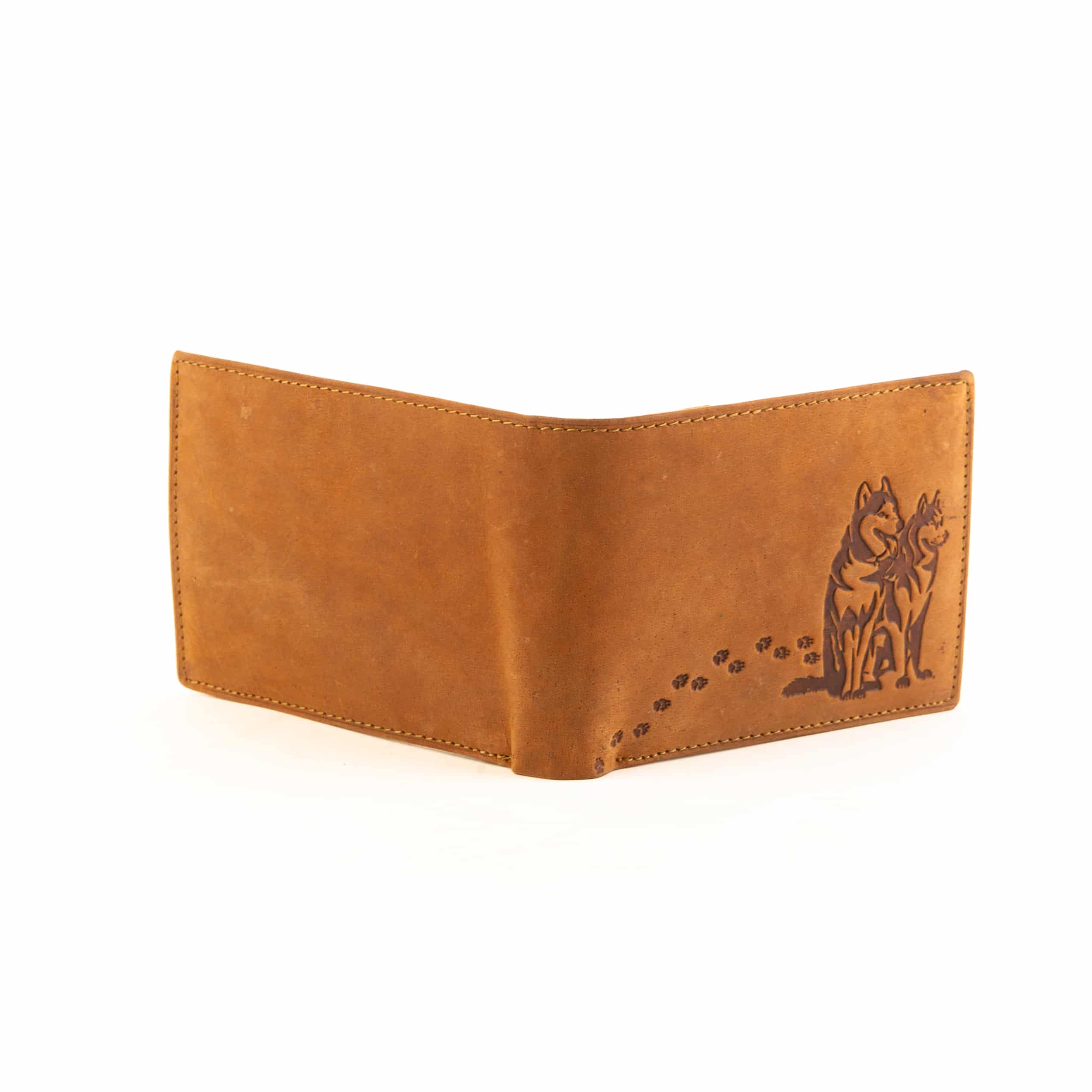 Jockey Club Geldbörse Husky Querformat, cognac. Vintage Echtleder Herren. Portemonnaie RFID, Motivbörse Wolfshund. Lederwaren Ostwestfalen, Lederdeele Delbrück4 Jockey Club Geldbörse Husky im Querformat. Herrenbörse in der Farbe cognac, vintage Leder mit Motiv Wolfshund und Pfoten Abdrücke. Motivbörse aus Büffelleder mit Innenriegel und RFID Schutz. Portemonnaie für Herren. Lederwaren Ostwestfalen, Lederdeele in 33129 Delbrück, Kreis Paderborn. Ansicht Außenansicht