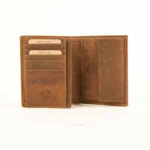 Jockey Club Hochformat Geldbörse Hirsch, Jagd Motiv, Jäger. Portemonnaie für Herren aus rustikalem Büffelleder. Herrenbörse mit Hirsch auf Vorder- und Rückseite. Vintage Leder, Slow Fashion mit RFID Schutz. Farbe cognac braun. Lederwaren Ostwestfalen, Lederdeele Delbrück Paderborn. Ansicht Innenansicht Kartenfächer
