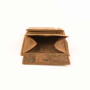 Jockey Club Hochformat Geldbörse Hirsch, Jagd Motiv, Jäger. Portemonnaie für Herren aus rustikalem Büffelleder. Herrenbörse mit Hirsch auf Vorder- und Rückseite. Vintage Leder, Slow Fashion mit RFID Schutz. Farbe cognac braun. Lederwaren Ostwestfalen, Lederdeele Delbrück Paderborn. Ansicht Münzfach Vollleder