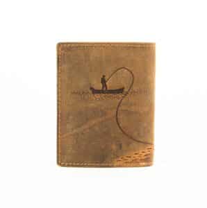 Jockey Club Hochformat Geldbörse Zander, Angel Motiv, Fischer. Portemonnaie für Herren aus rustikalem Büffelleder. Herrenbörse mit Zander auf Vorderseite und Angel auf Rückseite. Vintage Leder, Slow Fashion mit RFID Schutz. Farbe cognac braun. Lederwaren Ostwestfalen, Lederdeele Delbrück Paderborn. Ansicht Rückseite