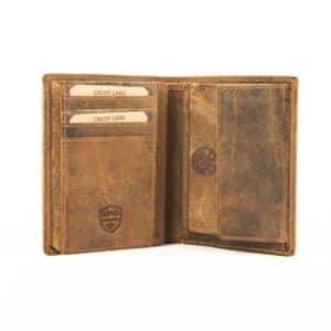 Jockey Club Hochformat Geldbörse Zander, Angel Motiv, Fischer. Portemonnaie für Herren aus rustikalem Büffelleder. Herrenbörse mit Zander auf Vorderseite und Angel auf Rückseite. Vintage Leder, Slow Fashion mit RFID Schutz. Farbe cognac braun. Lederwaren Ostwestfalen, Lederdeele Delbrück Paderborn. Ansicht Innenansicht Kartenfächer
