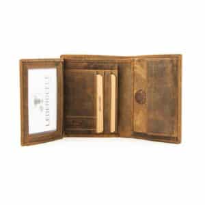 Jockey Club Hochformat Geldbörse Zander, Angel Motiv, Fischer. Portemonnaie für Herren aus rustikalem Büffelleder. Herrenbörse mit Zander auf Vorderseite und Angel auf Rückseite. Vintage Leder, Slow Fashion mit RFID Schutz. Farbe cognac braun. Lederwaren Ostwestfalen, Lederdeele Delbrück Paderborn. Ansicht Innenansicht Linksausleger Sichtfach