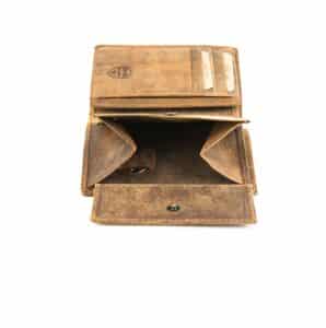 Jockey Club Hochformat Geldbörse Zander, Angel Motiv, Fischer. Portemonnaie für Herren aus rustikalem Büffelleder. Herrenbörse mit Zander auf Vorderseite und Angel auf Rückseite. Vintage Leder, Slow Fashion mit RFID Schutz. Farbe cognac braun. Lederwaren Ostwestfalen, Lederdeele Delbrück Paderborn. Ansicht Münzfach Vollleder