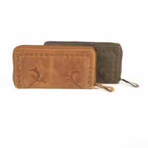Jockey Club Reißverschlussbörse Kolibri, langes Damen Portemonnaie aus naturbelassenem Büffelleder mit rundum Reißverschluss und RFID Schutz. Damenbörse mit Kolibri und Blumenranken auf Vorder- und Rückseite. Lederwaren Ostwestfalen, Lederdeele Delbrück Paderborn. Ansicht Gruppenbild, Geldbörse in zwei vintage Farben, cognac, braun