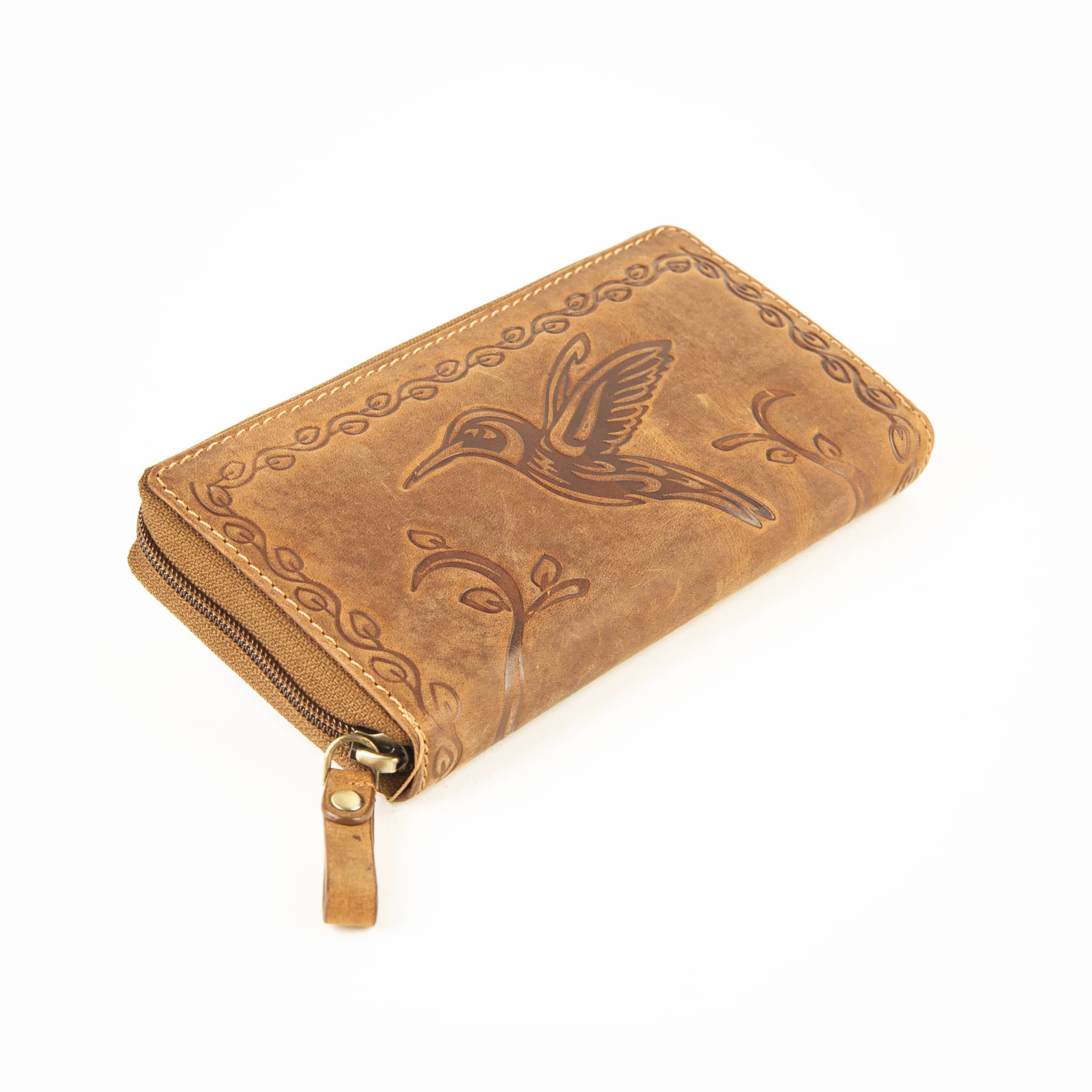 Jockey Club Reißverschlussbörse Kolibri, Damenbörse, Portemonnaie, Echtleder, RFID, Büffelleder, cognac, Lederdeele Delbrück Paderborn, Lederwaren Ostwestfalen_03 Jockey Club Reißverschlussbörse Kolibri, langes Damen Portemonnaie aus naturbelassenem Büffelleder mit rundum Reißverschluss und RFID Schutz. Damenbörse mit Kolibri und Blumenranken auf Vorder- und Rückseite. Farbe vintage cognac. Lederwaren Ostwestfalen, Lederdeele Delbrück Paderborn. Ansicht Vorderseite