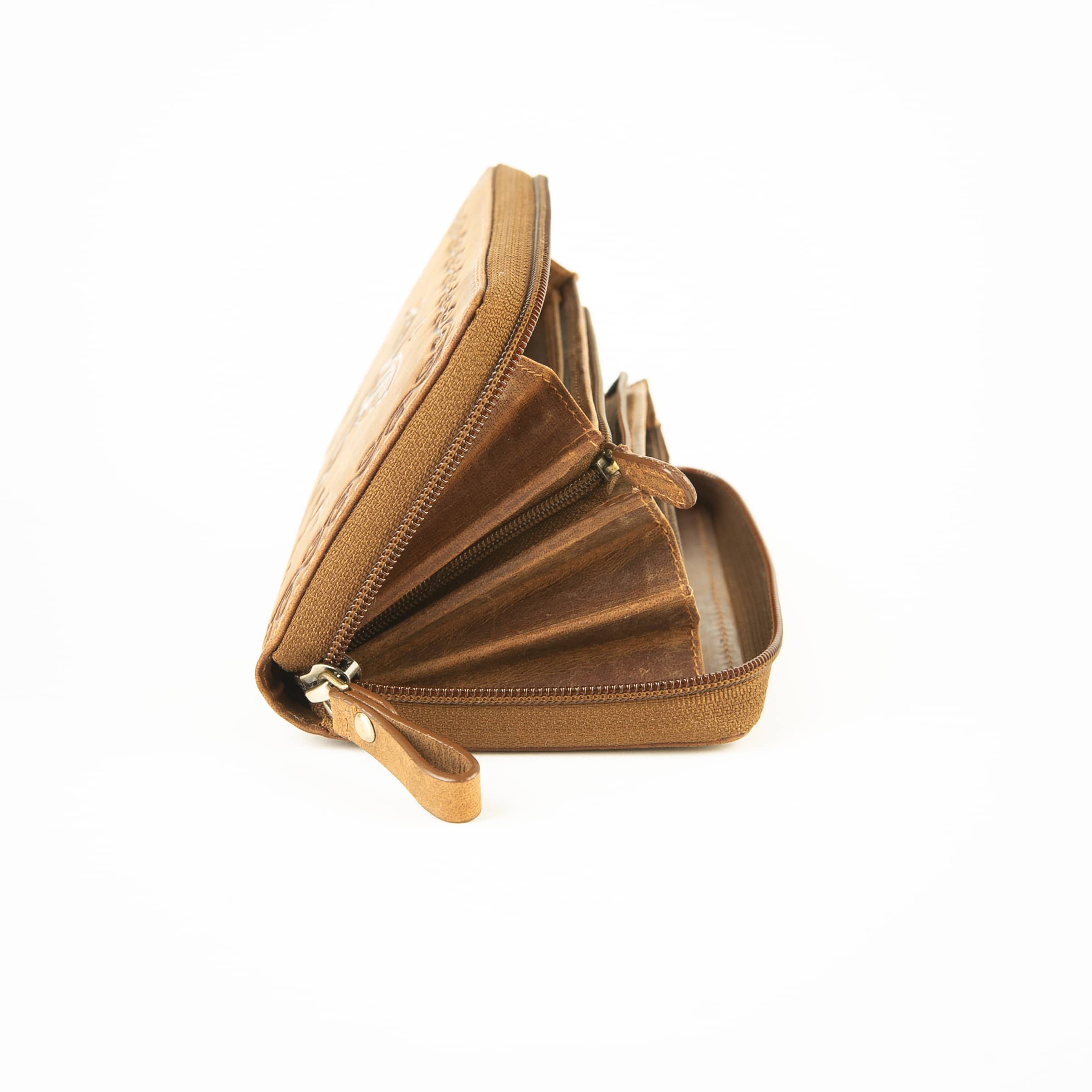 Jockey Club Reißverschlussbörse Kolibri, Damenbörse, Portemonnaie, Echtleder, RFID, Büffelleder, cognac, Lederdeele Delbrück Paderborn, Lederwaren Ostwestfalen_06 Jockey Club Reißverschlussbörse Kolibri, langes Damen Portemonnaie aus naturbelassenem Büffelleder mit rundum Reißverschluss und RFID Schutz. Damenbörse mit Kolibri und Blumenranken auf Vorder- und Rückseite. Farbe vintage cognac. Lederwaren Ostwestfalen, Lederdeele Delbrück Paderborn. Ansicht Seitenansicht