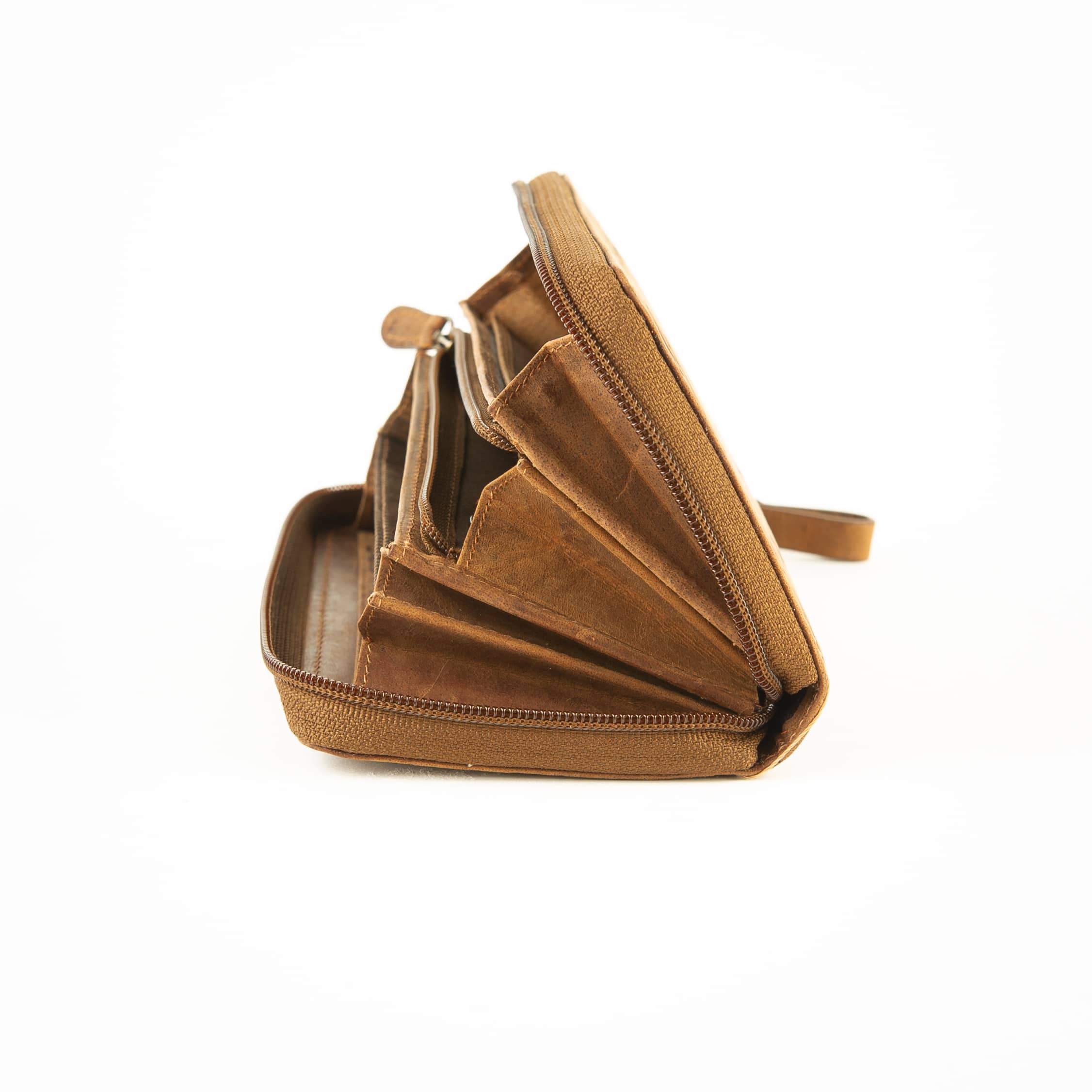 Jockey Club Reißverschlussbörse Kolibri, Damenbörse, Portemonnaie, Echtleder, RFID, Büffelleder, cognac, Lederdeele Delbrück Paderborn, Lederwaren Ostwestfalen_07 Jockey Club Reißverschlussbörse Kolibri, langes Damen Portemonnaie aus naturbelassenem Büffelleder mit rundum Reißverschluss und RFID Schutz. Damenbörse mit Kolibri und Blumenranken auf Vorder- und Rückseite. Farbe vintage cognac. Lederwaren Ostwestfalen, Lederdeele Delbrück Paderborn. Ansicht Seitenansicht, Fächer