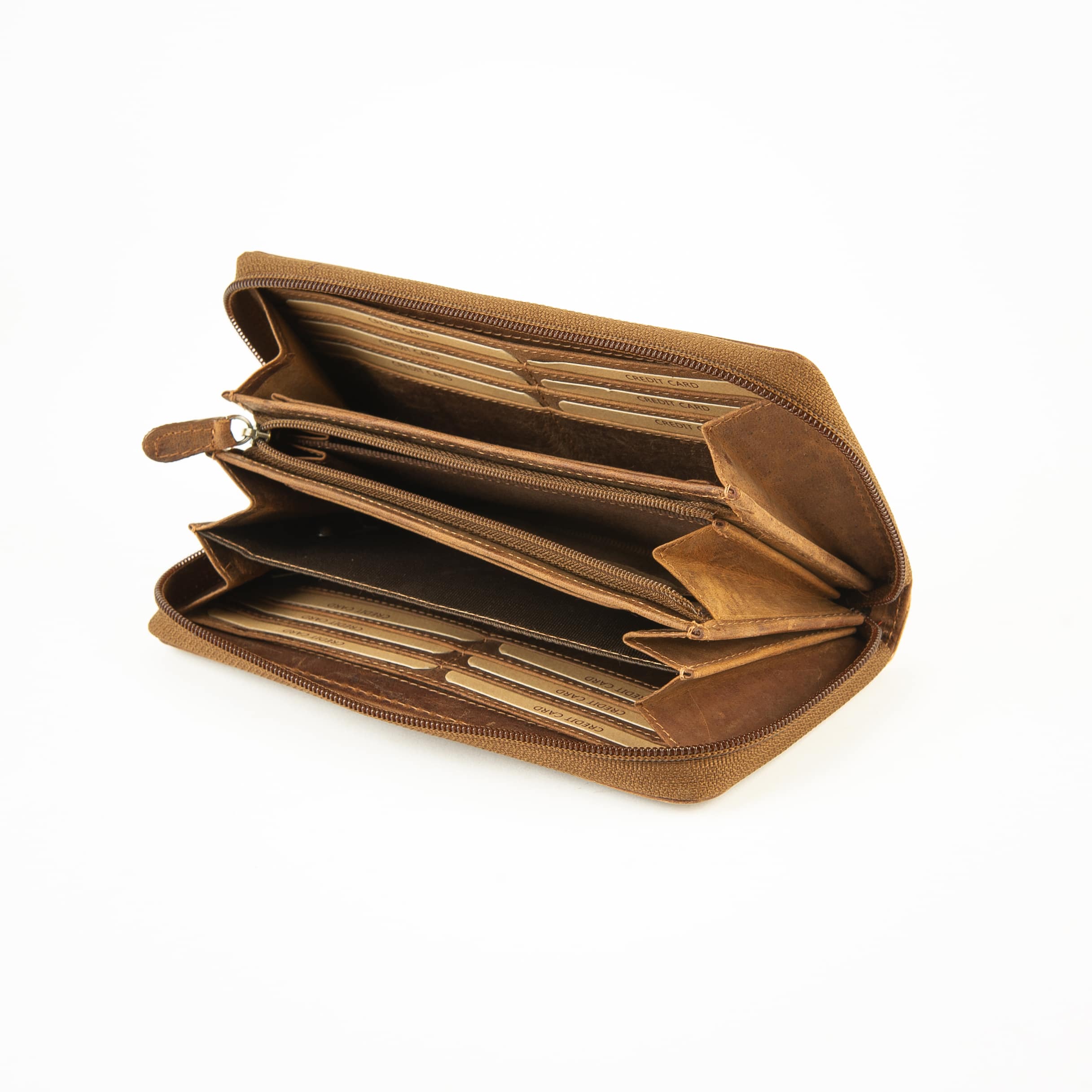 Jockey Club Reißverschlussbörse Kolibri, Damenbörse, Portemonnaie, Echtleder, RFID, Büffelleder, cognac, Lederdeele Delbrück Paderborn, Lederwaren Ostwestfalen_08 Jockey Club Reißverschlussbörse Kolibri, langes Damen Portemonnaie aus naturbelassenem Büffelleder mit rundum Reißverschluss und RFID Schutz. Damenbörse mit Kolibri und Blumenranken auf Vorder- und Rückseite. Farbe vintage cognac. Lederwaren Ostwestfalen, Lederdeele Delbrück Paderborn. Ansicht Innenansicht