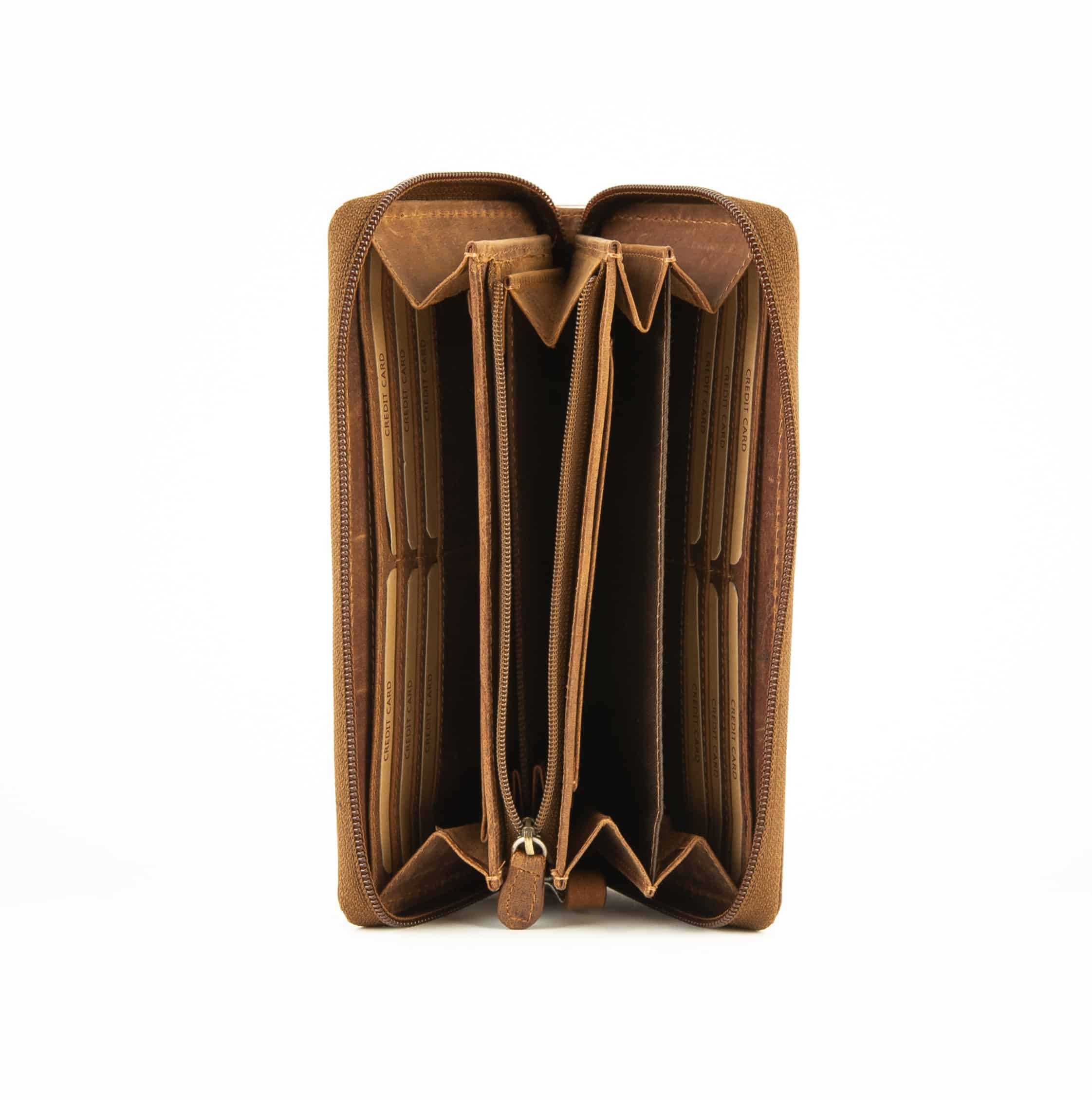 Jockey Club Reißverschlussbörse Kolibri, Damenbörse, Portemonnaie, Echtleder, RFID, Büffelleder, cognac, Lederdeele Delbrück Paderborn, Lederwaren Ostwestfalen_09 Jockey Club Reißverschlussbörse Kolibri, langes Damen Portemonnaie aus naturbelassenem Büffelleder mit rundum Reißverschluss und RFID Schutz. Damenbörse mit Kolibri und Blumenranken auf Vorder- und Rückseite. Farbe vintage cognac. Lederwaren Ostwestfalen, Lederdeele Delbrück Paderborn. Ansicht Innenansicht