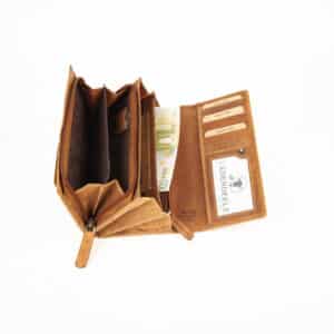 Jockey Club Toro Damenbörse mit Reißverschluss Münzfach in cognac. Echtleder Portemonnaie für Damen aus pflanzlich gegerbtem Rindleder. Naturleder, Slow Fashion, Vintage. Lange Damenbörse mit Überschlag und doppeltem Druckknopfverschluss. Lederdeele Delbrück, Paderborn. Lederwaren in Ostwestfalen. Ansicht Innenansicht