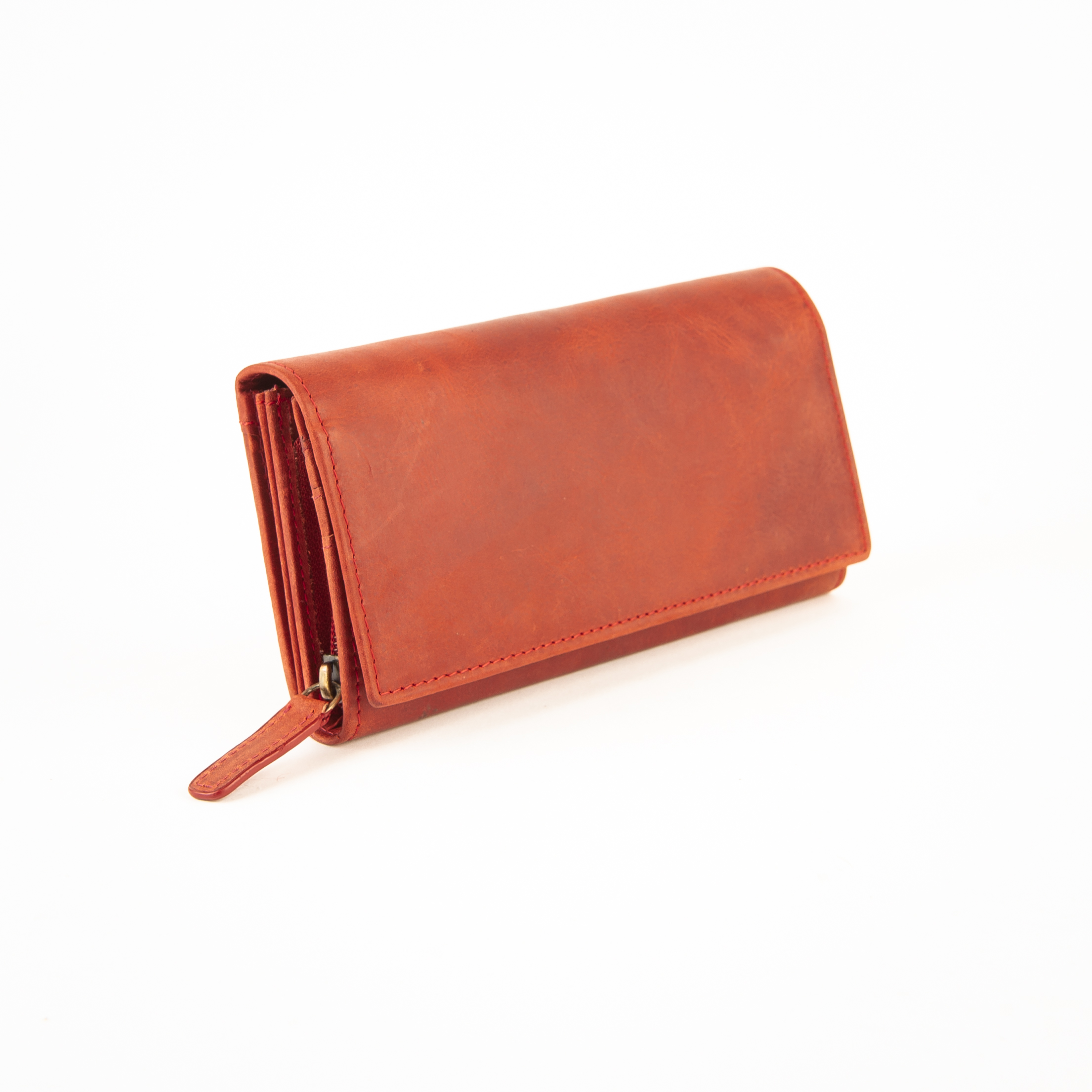 Jockey Club Toro Damenbörse Reißverschluss, rot. Echtleder Portemonnaie Damen, Vintage, pflanzlich gegerbt. Lederwaren Ostwestfalen, Lederdeele Delbrück_02 Jockey Club Toro Damenbörse mit Reißverschluss Münzfach in rot. Echtleder Portemonnaie für Damen aus pflanzlich gegerbtem Rindleder. Naturleder, Slow Fashion, Vintage. Lange Damenbörse mit Überschlag und doppeltem Druckknopfverschluss. Lederdeele Delbrück, Paderborn. Lederwaren in Ostwestfalen. Ansicht Vorderseite