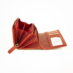 Jockey Club Toro Damenbörse mit Reißverschluss Münzfach in rot. Echtleder Portemonnaie für Damen aus pflanzlich gegerbtem Rindleder. Naturleder, Slow Fashion, Vintage. Lange Damenbörse mit Überschlag und doppeltem Druckknopfverschluss. Lederdeele Delbrück, Paderborn. Lederwaren in Ostwestfalen. Ansicht Seitenansicht