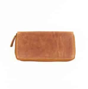 Jockey Club Toro Reißverschlussbörse in cognac. Portemonnaie für Damen aus pflanzlich gegerbtem Rindleder. Naturleder, Slow Fashion, Vintage. Lange Damenbörse mit rundum Reißverschluss. Lederdeele Delbrück, Paderborn. Lederwaren in Ostwestfalen. Ansicht Vorderseite