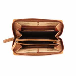 Jockey Club Toro Reißverschlussbörse in cognac. Portemonnaie für Damen aus pflanzlich gegerbtem Rindleder. Naturleder, Slow Fashion, Vintage. Lange Damenbörse mit rundum Reißverschluss. Lederdeele Delbrück, Paderborn. Lederwaren in Ostwestfalen. Ansicht Innenansicht
