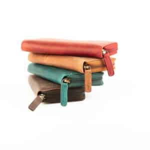 Jockey Club Toro Reißverschlussbörse. Portemonnaie für Damen aus pflanzlich gegerbtem Rindleder. Naturleder, Slow Fashion, Vintage. Lange Damenbörse mit rundum Reißverschluss. Lederdeele Delbrück, Paderborn. Lederwaren in Ostwestfalen. Ansicht Gruppenansicht Geldbörse in vier Farben