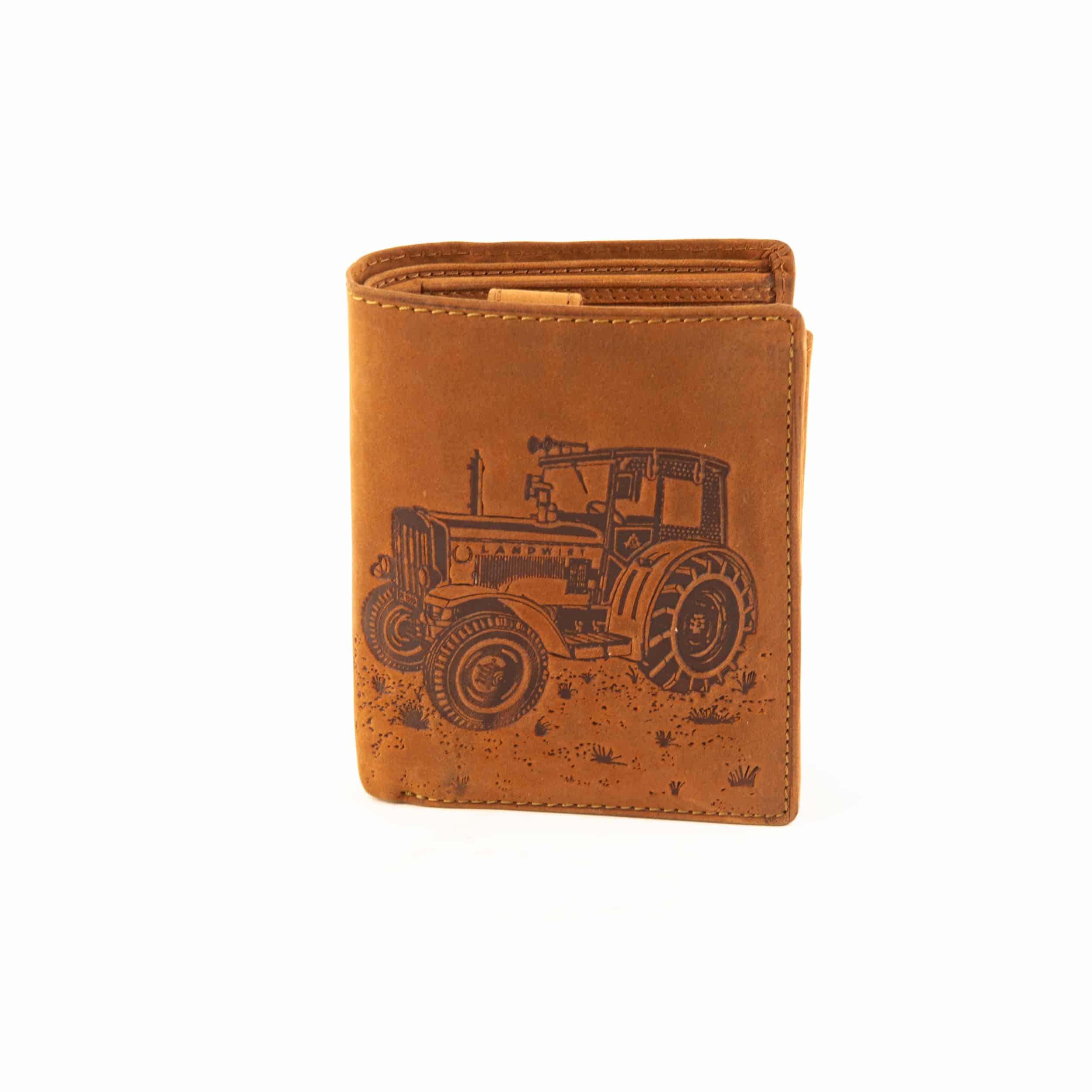 Jockey Club Geldbörse Traktor Hochformat. Landwirtschaft. Cognac, RFID Schutz. Büffelleder, Herren Portemonnaie kaufen, Lederdeele Delbrück_01 Jockey Club Geldbörse Traktor im Hochformat, Motivbörse mit Landwirtschaftsprägung Trecker. Farbe Cognac. Portemonnaie für Herren mit Innenriegel und RFID Schutz, aus kräftigem Büffelleder. Portemonnaie online kaufen. Lederdeele Engelmeier aus Delbrück, Paderborn. Lederwaren Ostwestfalen. Ansicht Vorderseite