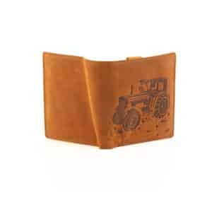 Jockey Club Geldbörse Traktor im Hochformat, Motivbörse mit Landwirtschaftsprägung Trecker. Farbe Cognac. Portemonnaie für Herren mit Innenriegel und RFID Schutz, aus kräftigem Büffelleder. Portemonnaie online kaufen. Lederdeele Engelmeier aus Delbrück, Paderborn. Lederwaren Ostwestfalen. Ansicht Außenansicht