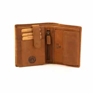 Jockey Club Geldbörse Traktor im Hochformat, Motivbörse mit Landwirtschaftsprägung Trecker. Farbe Cognac. Portemonnaie für Herren mit Innenriegel und RFID Schutz, aus kräftigem Büffelleder. Portemonnaie online kaufen. Lederdeele Engelmeier aus Delbrück, Paderborn. Lederwaren Ostwestfalen. Ansicht Innenriegel