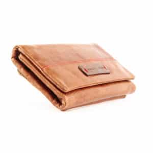 Jockey Club Geldbörse Vintage in der Farbe Cognac. Portemonnaie für Damen mit Keder Design. Geldbörse mit üppiger Ausstattung, 16 Kreditkartenfächer. Lederwaren Ostwestfalen, Lederdeele Einzelhandel in 33129 Delbrück, Paderborn. Ansicht Seitenansicht