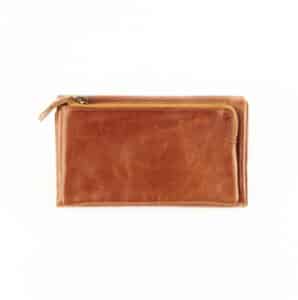 Jockey Club Geldbörse Vintage in der Farbe Cognac. Portemonnaie für Damen mit Keder Design. Geldbörse mit üppiger Ausstattung, 16 Kreditkartenfächer. Lederwaren Ostwestfalen, Lederdeele Einzelhandel in 33129 Delbrück, Paderborn. Ansicht Rückseite