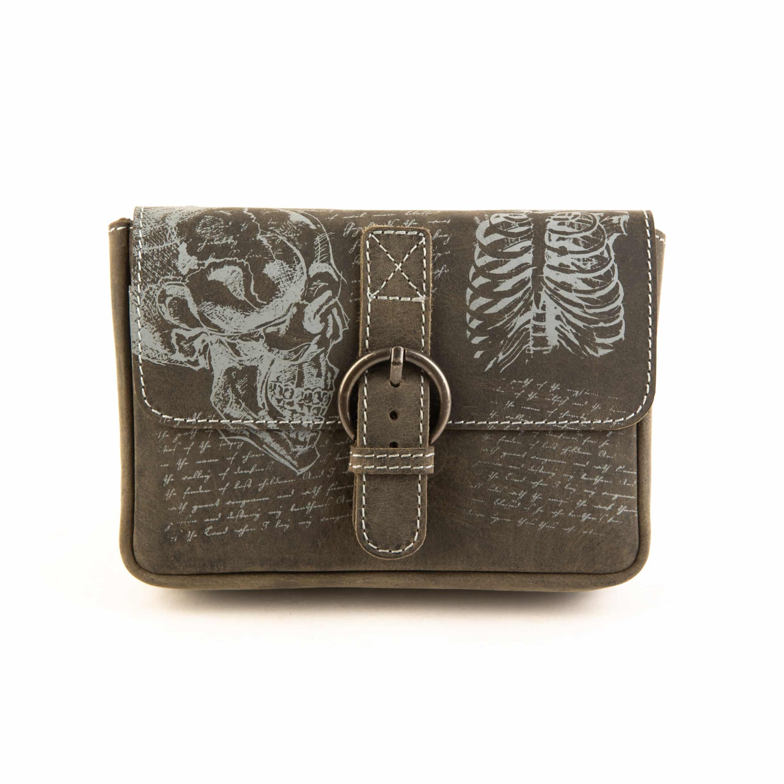 Jockey Club Gürteltasche da Vinci, grau. Kleine Tasche mit Gürtelschlaufe, Bikertasche, Leder Echtleder. Herrentasche kaufen. Lederdeele Lederwaren Delbrück_01 Jockey Club Gürteltasche da Vinci in grau. Kleine Ledertasche mit zweierlei Gürtelschalufen und Steckverschluss. Herrentasche aus Büffelleder kaufen bei Lederdeele Engelmeier aus Delbrück, Lederwaren Ostwestfalen, Kreis Paderborn. Ansicht Vorderseite