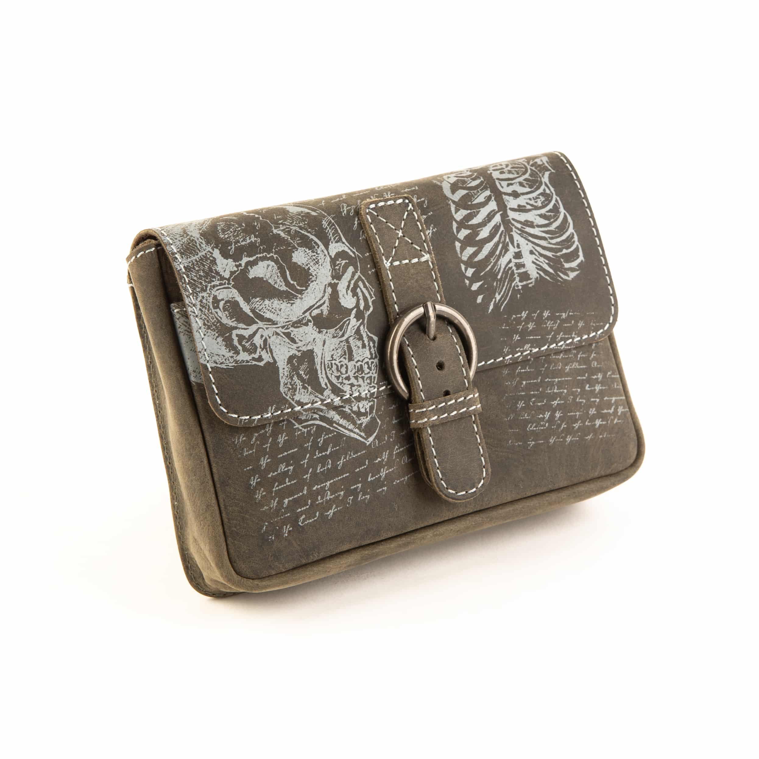 Jockey Club Gürteltasche da Vinci, grau. Kleine Tasche mit Gürtelschlaufe, Bikertasche, Leder Echtleder. Herrentasche kaufen. Lederdeele Lederwaren Delbrück_02 Jockey Club Gürteltasche da Vinci in grau. Kleine Ledertasche mit zweierlei Gürtelschalufen und Steckverschluss. Herrentasche aus Büffelleder kaufen bei Lederdeele Engelmeier aus Delbrück, Lederwaren Ostwestfalen, Kreis Paderborn. Ansicht Vorderseite