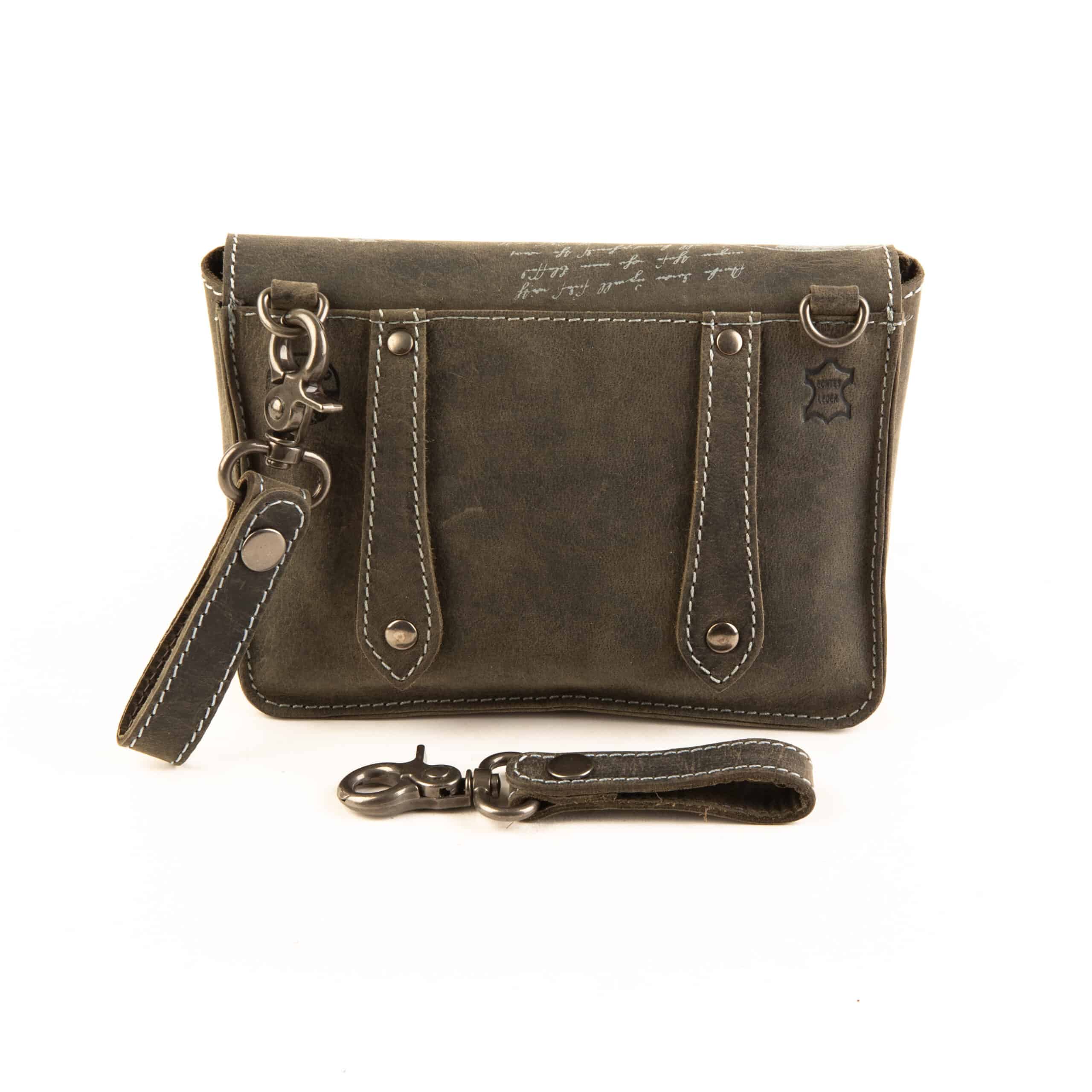 Jockey Club Gürteltasche da Vinci, grau. Kleine Tasche mit Gürtelschlaufe, Bikertasche, Leder Echtleder. Herrentasche kaufen. Lederdeele Lederwaren Delbrück_04 Jockey Club Gürteltasche da Vinci in grau. Kleine Ledertasche mit zweierlei Gürtelschalufen und Steckverschluss. Herrentasche aus Büffelleder kaufen bei Lederdeele Engelmeier aus Delbrück, Lederwaren Ostwestfalen, Kreis Paderborn. Ansicht Schlaufe mit Karabiner