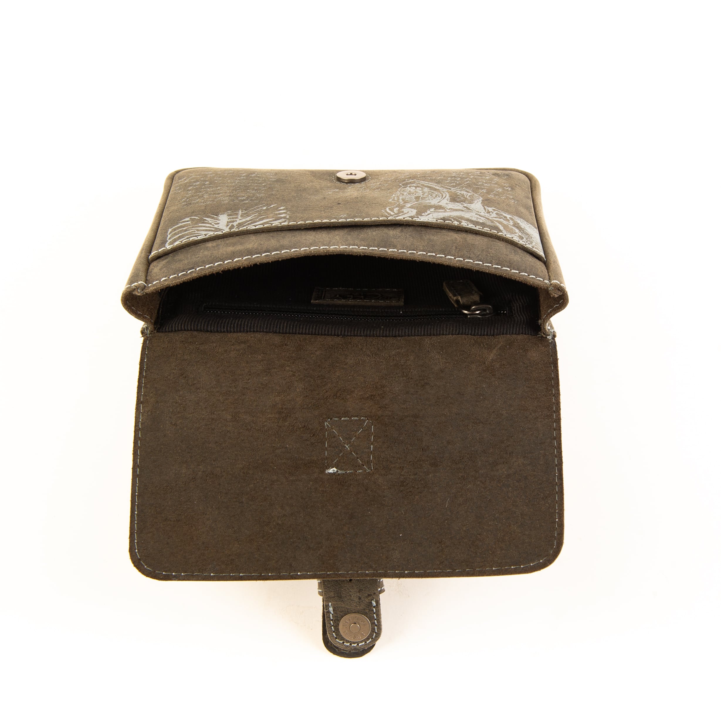 Jockey Club Gürteltasche da Vinci, grau. Kleine Tasche mit Gürtelschlaufe, Bikertasche, Leder Echtleder. Herrentasche kaufen. Lederdeele Lederwaren Delbrück_06 Jockey Club Gürteltasche da Vinci in grau. Kleine Ledertasche mit zweierlei Gürtelschalufen und Steckverschluss. Herrentasche aus Büffelleder kaufen bei Lederdeele Engelmeier aus Delbrück, Lederwaren Ostwestfalen, Kreis Paderborn. Ansicht Innenansicht