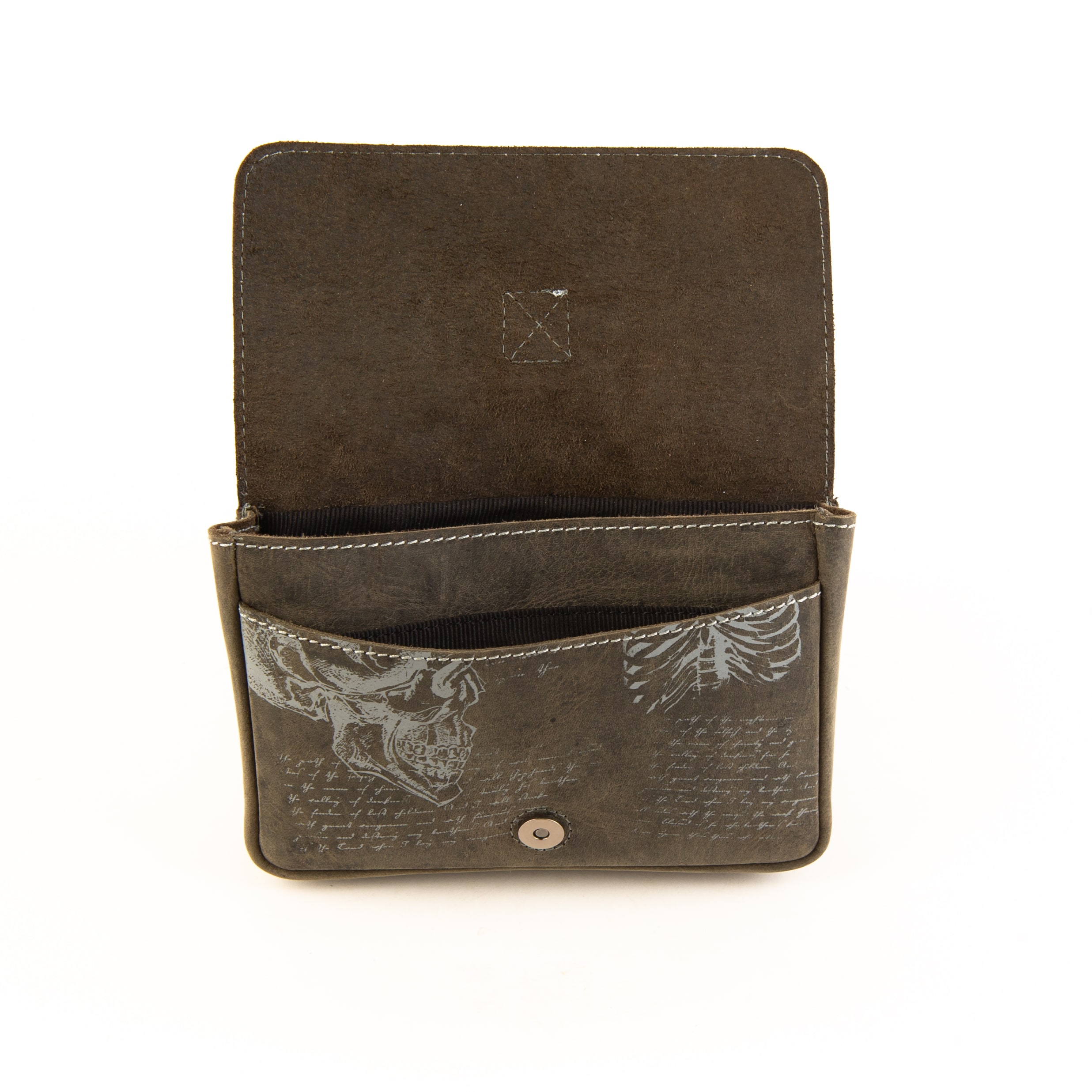 Jockey Club Gürteltasche da Vinci, grau. Kleine Tasche mit Gürtelschlaufe, Bikertasche, Leder Echtleder. Herrentasche kaufen. Lederdeele Lederwaren Delbrück_07 Jockey Club Gürteltasche da Vinci in grau. Kleine Ledertasche mit zweierlei Gürtelschalufen und Steckverschluss. Herrentasche aus Büffelleder kaufen bei Lederdeele Engelmeier aus Delbrück, Lederwaren Ostwestfalen, Kreis Paderborn. Ansicht Innenansicht