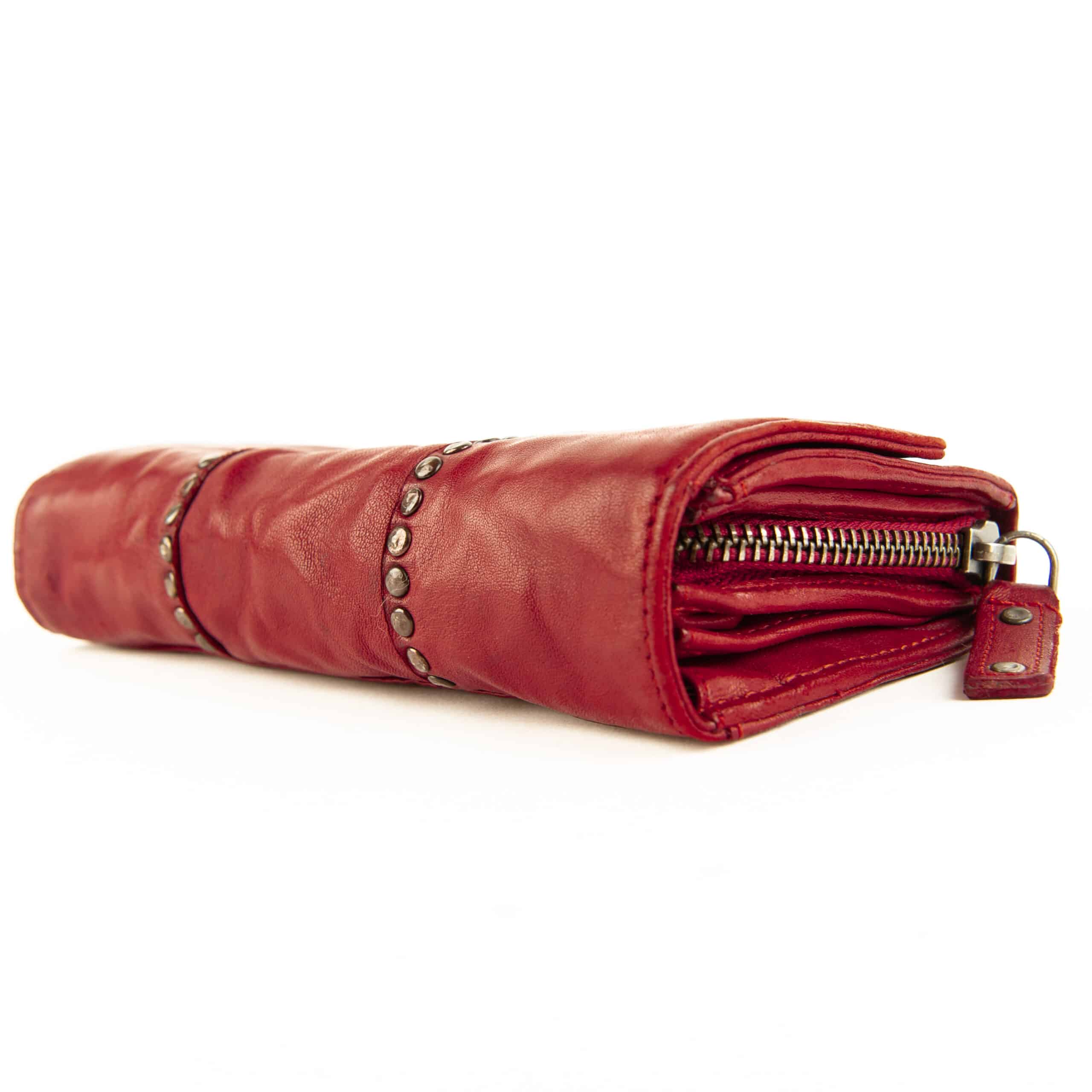 Jockey Club Portemonnaie Damen kaufen, Bolt Chic XL, Rot. Große Damenbörse, Echtleder, Lammleder. Lederdeele Engelmeier Delbrück, Paderborn. Lederwaren Ostwestfalen_04 Jockey Club Portemonnaie Damen, Bolt Chic X-Large. Große Damenbörse mit dekorativen Ziernieten auf der Vorderseite. Geldbörse aus weichem Lammleder, Münzfach mit Reißverschluss. Farbe Rot, Lederwaren online kaufen, Lederdeele Delbrück, Paderborn. Ansicht Vorderseite