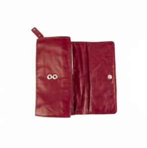Jockey Club Portemonnaie Damen, Bolt Chic X-Large. Große Damenbörse mit dekorativen Ziernieten auf der Vorderseite. Geldbörse aus weichem Lammleder, Münzfach mit Reißverschluss. Farbe Rot, Lederwaren online kaufen, Lederdeele Delbrück, Paderborn. Ansicht Doppelter Druckknopfverschluss