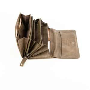 Jockey Club Portemonnaie Damen, Bolt Chic X-Large. Große Damenbörse mit dekorativen Ziernieten auf der Vorderseite. Geldbörse aus weichem Lammleder, Münzfach mit Reißverschluss. Farbe Taupe, Lederwaren online kaufen, Lederdeele Delbrück, Paderborn. Ansicht Innenansicht
