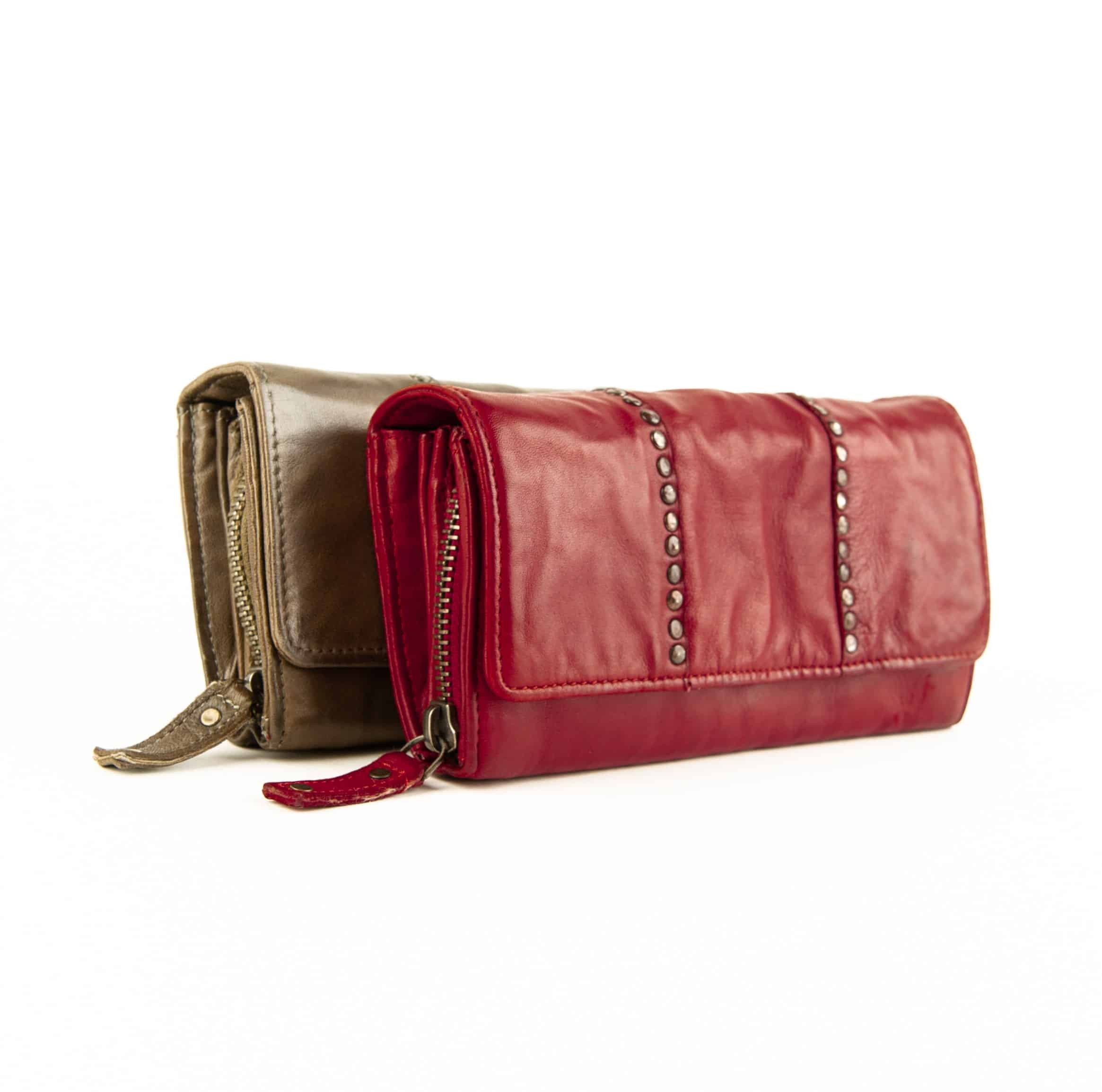 Jockey Club Portemonnaie Damen kaufen, Bolt Chic XL. Damenbörse groß, Echtleder, Lammleder. Lederdeele Engelmeier Delbrück, Paderborn. Lederwaren Ostwestfalen_02 Jockey Club Portemonnaie Damen, Bolt Chic X-Large. Große Damenbörse mit dekorativen Ziernieten auf der Vorderseite. Geldbörse aus weichem Lammleder, Münzfach mit Reißverschluss. Lederwaren online kaufen, Lederdeele Delbrück, Paderborn. Ansicht Gruppenbild