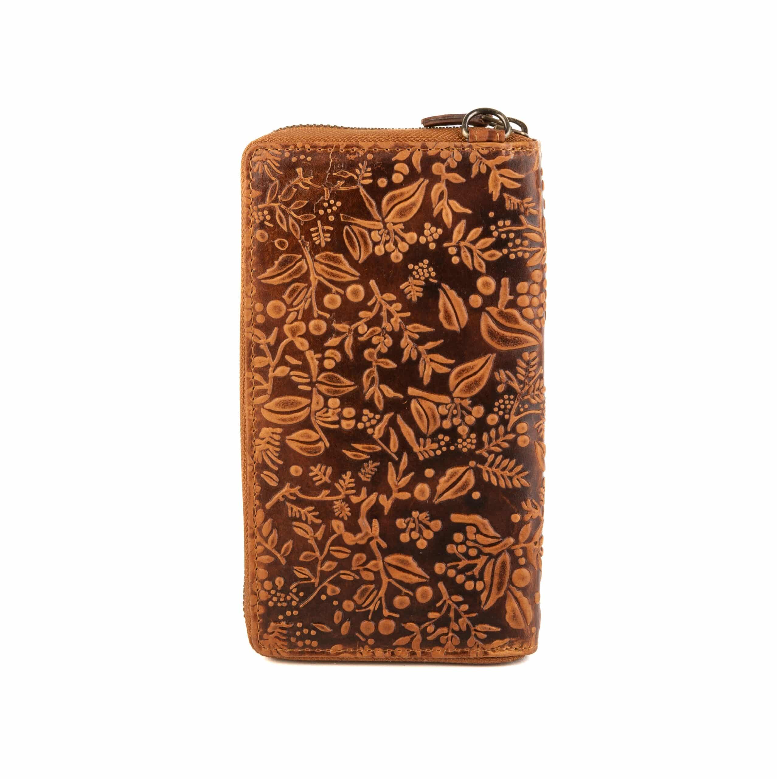 Handytasche mit Portemonnaie Floral zum Umhängen. Geldbörse, Smartphonefach. Braun. RFID Damentasche, Leder online kaufen. Lederdeele Delbrück_02 Handytasche mit Portemonnaie zum Umhängen, Floral. Farbe Braun. Kombination aus Geldbörse und Smartphone Fach mit floraler Blumenprägung. Rindleder Tasche für Damen mit RFID Schutz und 14 Kartensteckfächer. Jetzt online kaufen bei Lederdeele Engelmeier aus Delbrück, Paderborn. Ansicht Rückseite