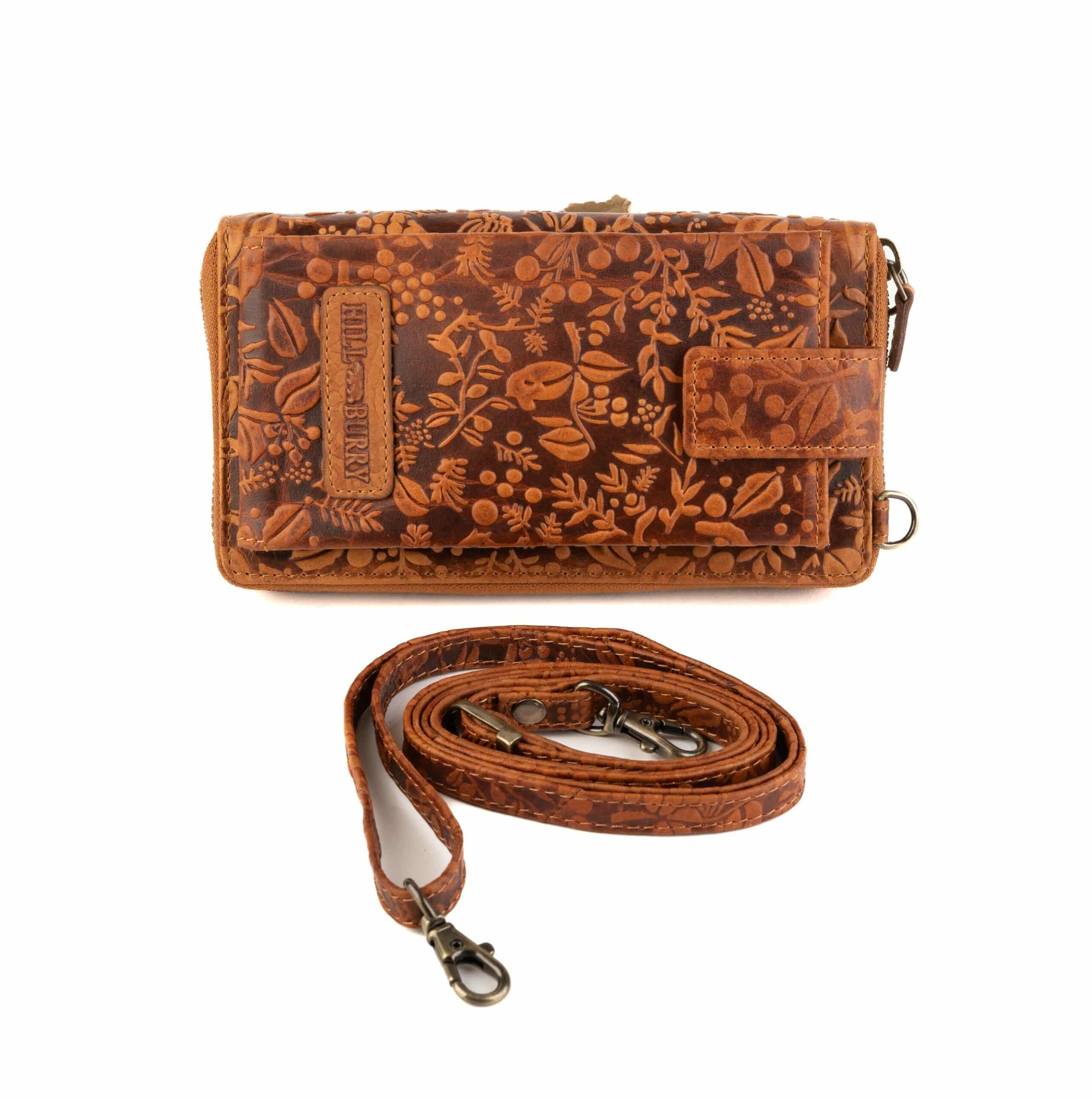 Handytasche mit Portemonnaie Floral zum Umhängen. Geldbörse, Smartphonefach. Braun. RFID Damentasche, Leder online kaufen. Lederdeele Delbrück_04 Handytasche mit Portemonnaie zum Umhängen, Floral. Farbe Braun. Kombination aus Geldbörse und Smartphone Fach mit floraler Blumenprägung. Rindleder Tasche für Damen mit RFID Schutz und 14 Kartensteckfächer. Jetzt online kaufen bei Lederdeele Engelmeier aus Delbrück, Paderborn. Ansicht langer Tragegurt mit Karabiner