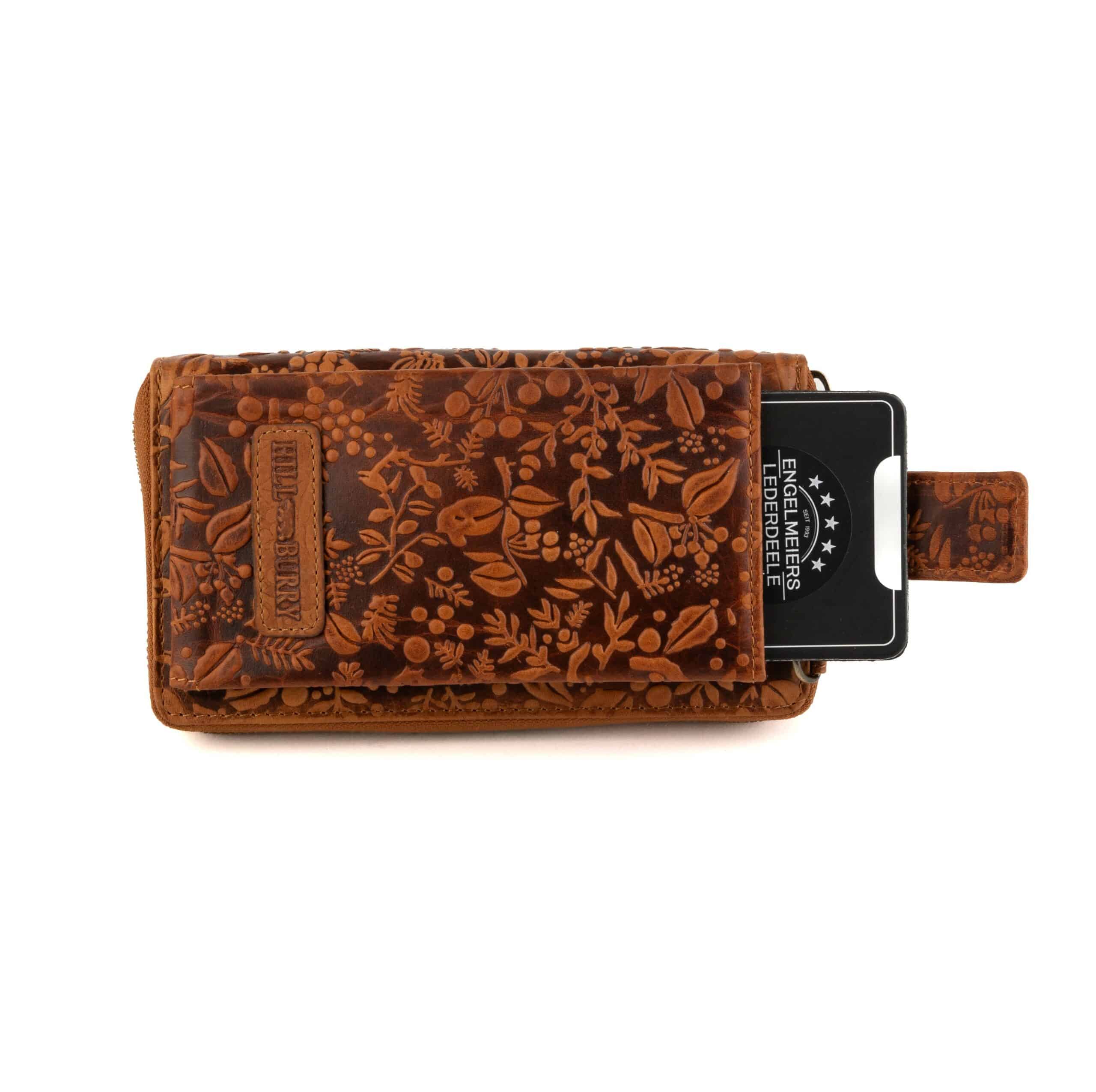 Handytasche mit Portemonnaie Floral zum Umhängen. Geldbörse, Smartphonefach. Braun. RFID Damentasche, Leder online kaufen. Lederdeele Delbrück_06 Handytasche mit Portemonnaie zum Umhängen, Floral. Farbe Braun. Kombination aus Geldbörse und Smartphone Fach mit floraler Blumenprägung. Rindleder Tasche für Damen mit RFID Schutz und 14 Kartensteckfächer. Jetzt online kaufen bei Lederdeele Engelmeier aus Delbrück, Paderborn. Ansicht Vorderseite
