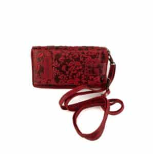 Handytasche mit Portemonnaie zum Umhängen, Floral. Farbe Rot. Kombination aus Geldbörse und Smartphone Fach mit floraler Blumenprägung. Rindleder Tasche für Damen mit RFID Schutz und 14 Kartensteckfächer. Jetzt online kaufen bei Lederdeele Engelmeier aus Delbrück, Paderborn. Ansicht langer Tragegurt mit Karabiner