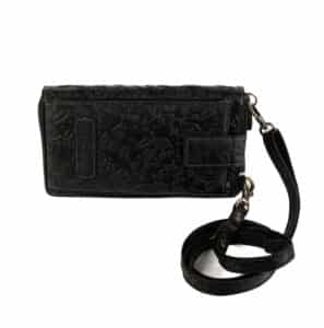 Handytasche mit Portemonnaie zum Umhängen, Floral. Farbe Schwarz. Kombination aus Geldbörse und Smartphone Fach mit floraler Blumenprägung. Rindleder Tasche für Damen mit RFID Schutz und 14 Kartensteckfächer. Jetzt online kaufen bei Lederdeele Engelmeier aus Delbrück, Paderborn. Ansicht langer Tragegurt mit Karabiner