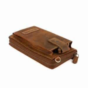 Handytasche mit Portemonnaie zum Umhängen, Vintage Look. Kombination aus Geldbörse und Smartphone Fach aus naturbelassenem Vintage Hunterleder. Rindleder Tasche für Damen mit RFID Schutz und 14 Kartensteckfächer. Jetzt online kaufen bei Lederdeele Engelmeier aus Delbrück, Paderborn. Ansicht Metallösen