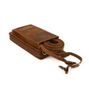 Handytasche mit Portemonnaie zum Umhängen, Vintage Look. Kombination aus Geldbörse und Smartphone Fach aus naturbelassenem Vintage Hunterleder. Rindleder Tasche für Damen mit RFID Schutz und 14 Kartensteckfächer. Jetzt online kaufen bei Lederdeele Engelmeier aus Delbrück, Paderborn. Ansicht Steckfach Vorderseite