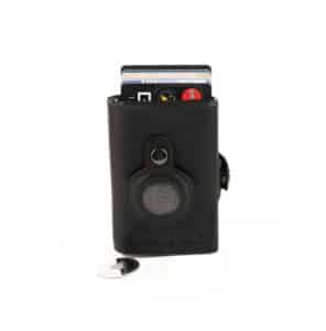 Hill Burry Cardholder AirTag Edition aus hochwertigem Echtleder. Farbe Schwarz. Aluminium Case in geöltem und pflanzlich gegerbtem Rindleder, RFID geschützt. Mit Scheinfach, ohne Münzfach. Geldbörse für Herren online kaufen bei Lederdeele Engelmeier aus Delbrück. Lederwaren Ostwestfalen. Ansicht Vorderseite Steckfach