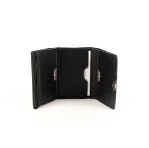Hill Burry Cardholder AirTag Edition aus hochwertigem Echtleder. Farbe Schwarz. Aluminium Case in geöltem und pflanzlich gegerbtem Rindleder, RFID geschützt. Mit Scheinfach, ohne Münzfach. Geldbörse für Herren online kaufen bei Lederdeele Engelmeier aus Delbrück. Lederwaren Ostwestfalen. Ansicht Innenansicht