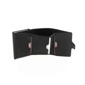 Hill Burry Cardholder AirTag Edition aus hochwertigem Echtleder. Farbe Schwarz. Aluminium Case in geöltem und pflanzlich gegerbtem Rindleder, RFID geschützt. Mit Scheinfach, ohne Münzfach. Geldbörse für Herren online kaufen bei Lederdeele Engelmeier aus Delbrück. Lederwaren Ostwestfalen. Ansicht Scheinfach