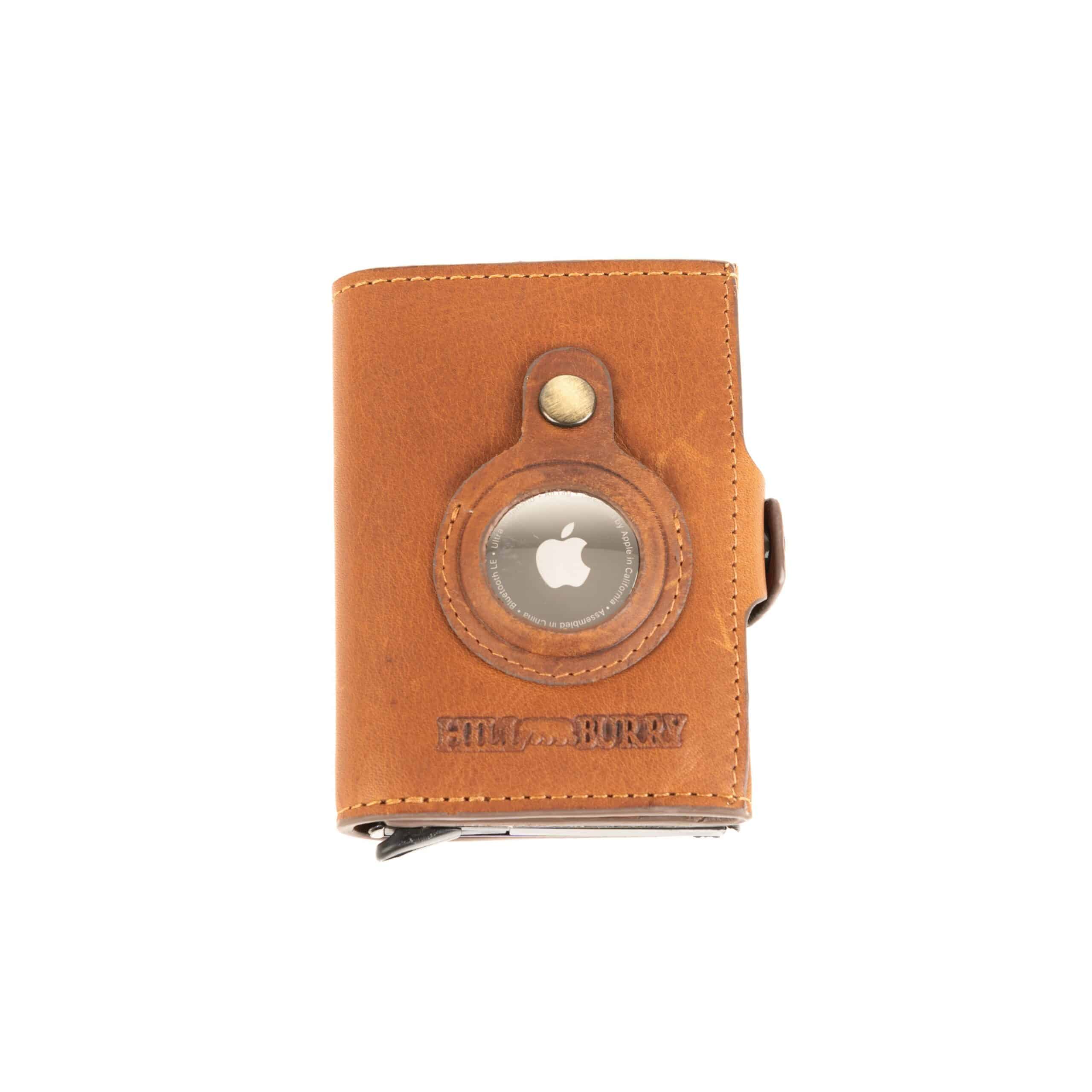 Hill Burry Cardholder AirTag. Braun. Echtleder, Aluminium Case. Herren Geldbörse, RFID Schutz ohne Münzfach, online kaufen. Lederdeele Delbrück, Paderborn_01 Hill Burry Cardholder AirTag Edition aus hochwertigem Echtleder. Farbe braun. Aluminium Case in geöltem und pflanzlich gegerbtem Rindleder, RFID geschützt. Mit Scheinfach, ohne Münzfach. Geldbörse für Herren online kaufen bei Lederdeele Engelmeier aus Delbrück. Lederwaren Ostwestfalen. Ansicht Vorderseite